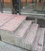 антиобледеніння та сніготанення сходів будинку нагрівальним кабелем